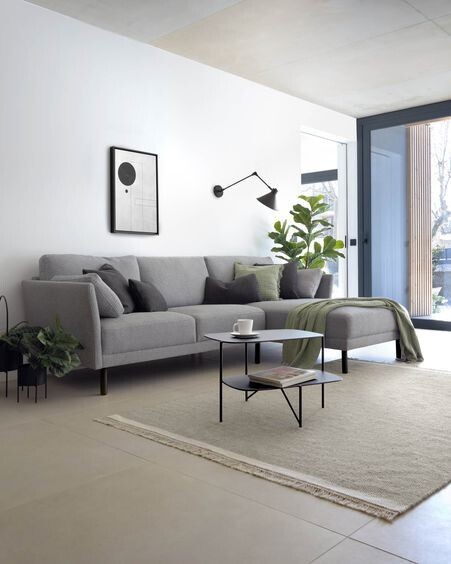 Sofá Gilma 3 plazas con chaise longue derecho/izquierdo gris claro y patas negro 260 cm