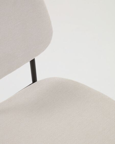 Silla Benilda beige, chapa de roble y acero con acabado negro