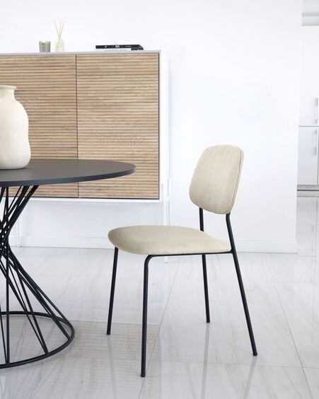 Silla Benilda beige, chapa de roble y acero con acabado negro