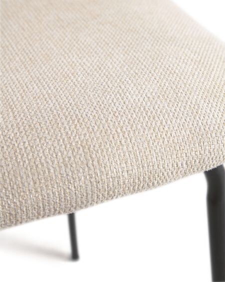 Silla Benilda beige, chapa de roble y acero con acabado negro