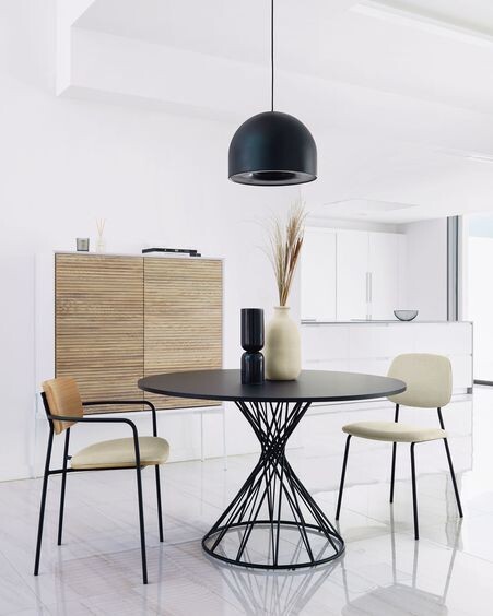 Silla Benilda beige, chapa de roble y acero con acabado negro