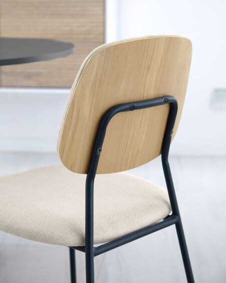 Silla Benilda beige, chapa de roble y acero con acabado negro