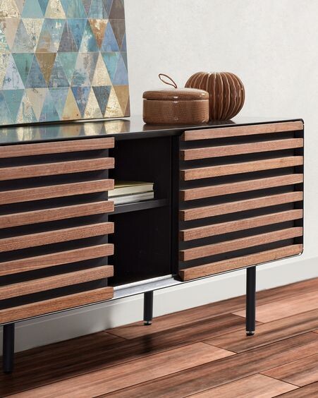 Mueble TV Kesia de chapa de nogal lacado negro y acero acabado negro 162 x 58 cm