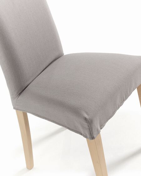 Silla Freda gris claro y patas de madera maciza de haya acabado natural