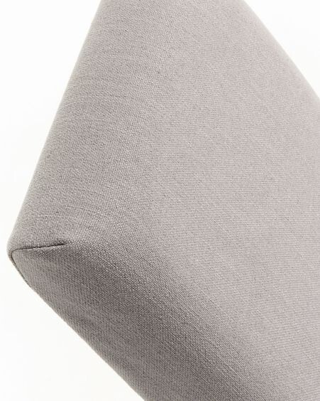 Silla Freda gris claro y patas de madera maciza de haya acabado natural