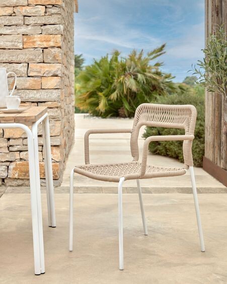 Silla Cailin de cuerda beige y patas de acero galvanizado pintado en blanco