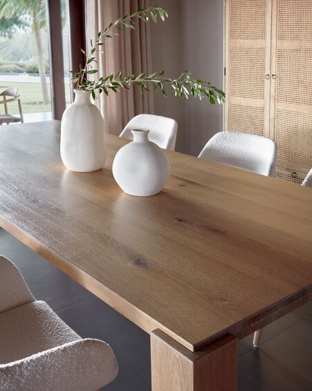 Mesa Deyanira de chapa de roble y patas de madera maciza de roble 220 x 110 cm