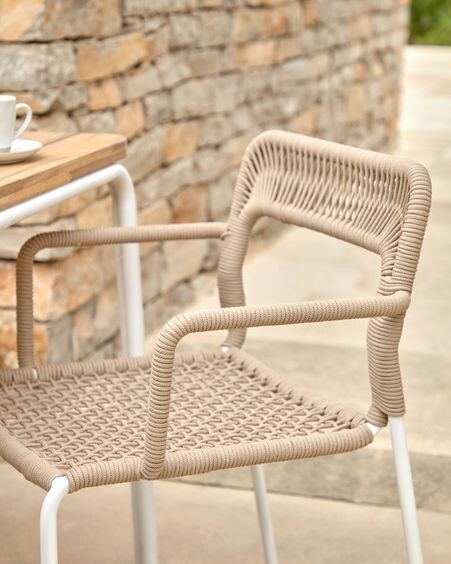Silla Cailin de cuerda beige y patas de acero galvanizado pintado en blanco