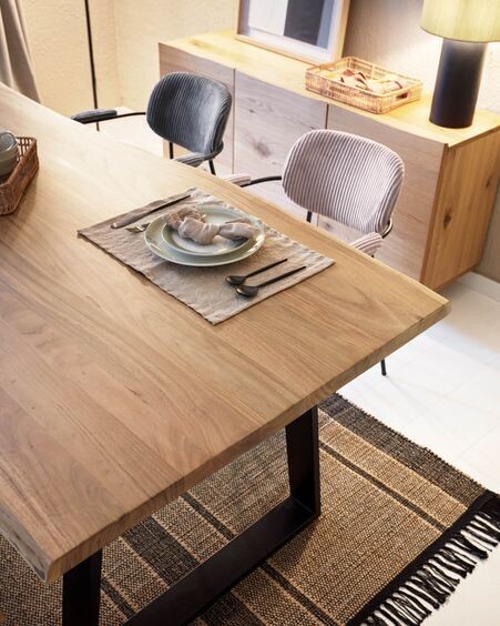 Mesa Alaia de madera maciza de acacia y patas de acero negro 220 x 100 cm