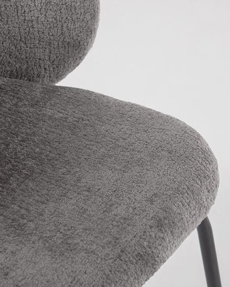 Silla Minna de chenilla gris y patas de acero acabado negro