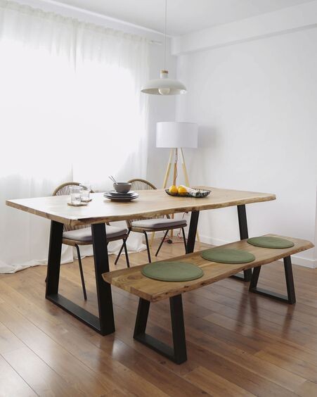 Banco Alaia de madera maciza de acacia natural y patas de acero negro 140 cm