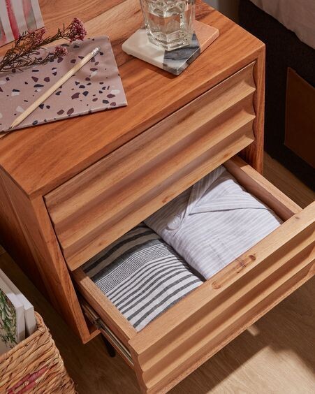 Mesita de noche Delsie de madera maciza de acacia 40 x 55 cm