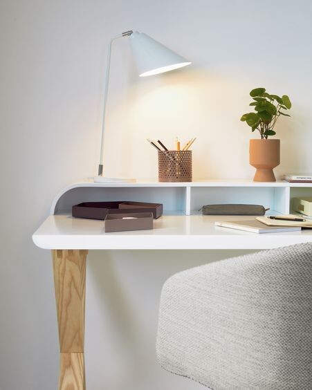 Lámpara de mesa Tipir de acero con acabado blanco