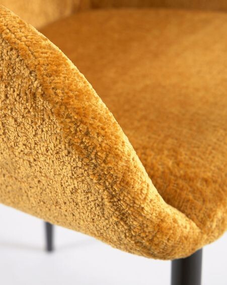 Silla Konna de chenilla mostaza y patas de acero acabado pintado negro