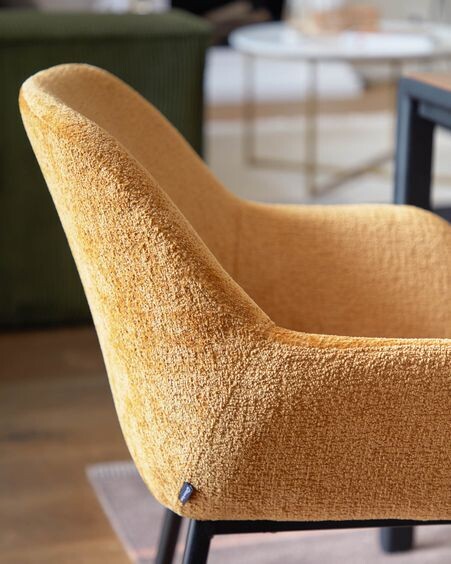 Silla Konna de chenilla mostaza y patas de acero acabado pintado negro