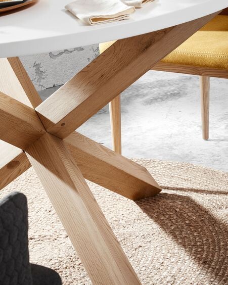 Mesa redonda Lotus Ø 135 cm DM lacado blanco patas madera maciza de roble