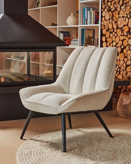 Sillón Marlina de borreguito blanco con patas de acero con acabado pintado negro