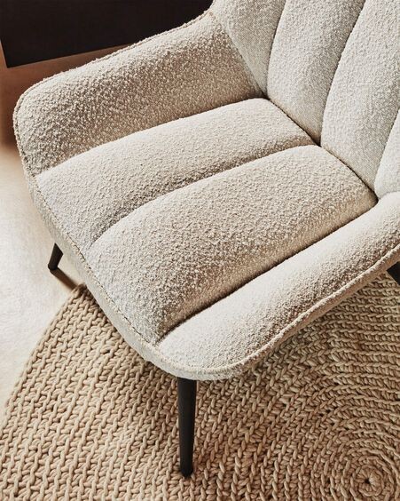 Sillón Marlina de borreguito blanco con patas de acero con acabado pintado negro