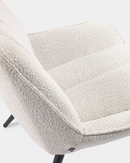 Sillón Marlina de borreguito blanco con patas de acero con acabado pintado negro