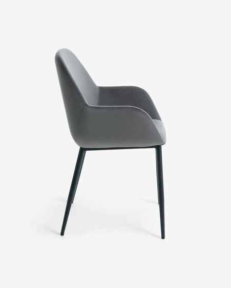 Silla Konna de terciopelo gris y patas de acero acabado pintado negro