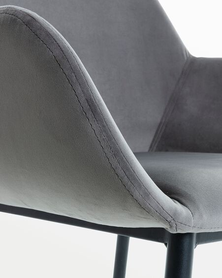 Silla Konna de terciopelo gris y patas de acero acabado pintado negro