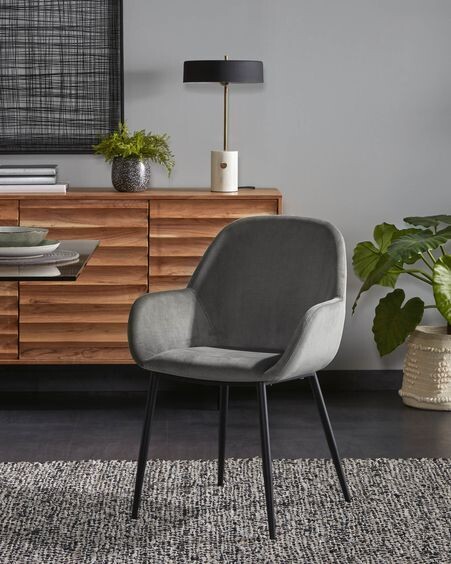 Silla Konna de terciopelo gris y patas de acero acabado pintado negro