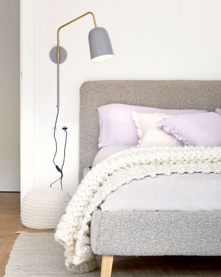 Aplique de pared Audrie de acero con acabado pintado gris