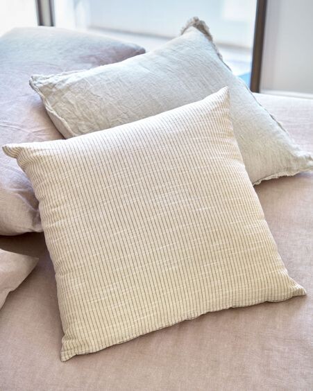 Funda de cojín Agostina 100% algodón con rayas beige 45 x 45 cm