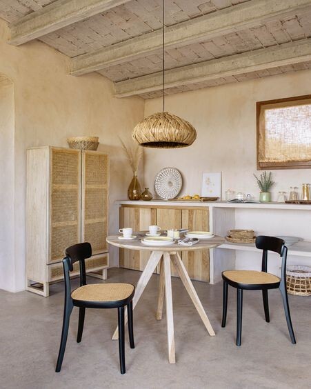 Silla Romane madera de haya acabado negro y chapa de fresno y ratán