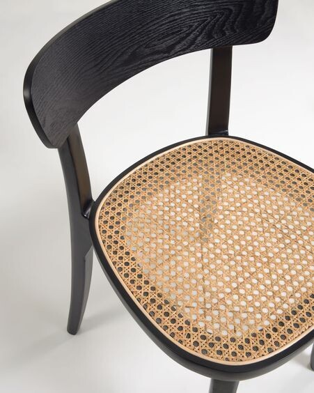 Silla Romane madera de haya acabado negro y chapa de fresno y ratán