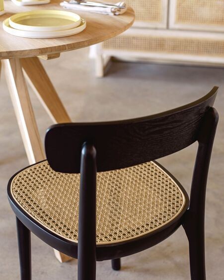 Silla Romane madera de haya acabado negro y chapa de fresno y ratán