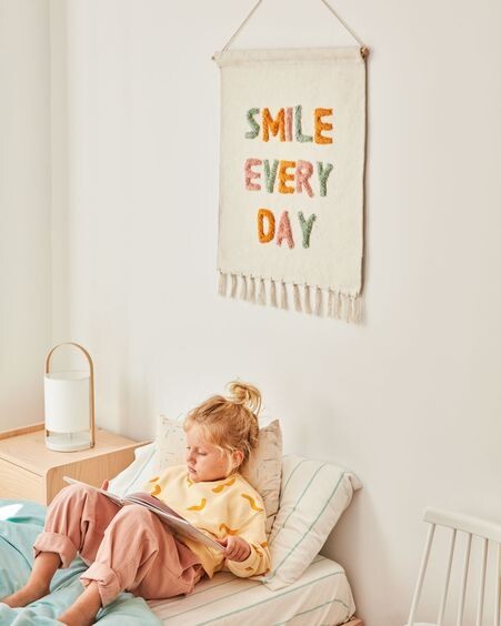 Tapiz mural Adelina smile every day blanco y mulicolor 52 x 60 cm
