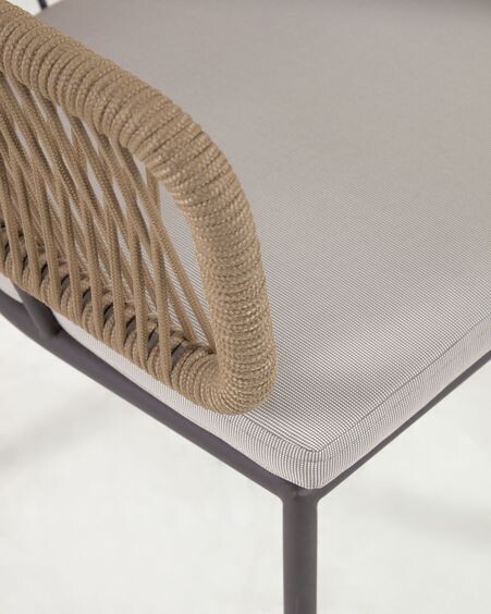 Silla Nadin de cuerda beige y patas de acero galvanizado