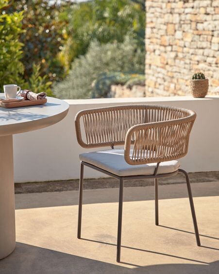 Silla Nadin de cuerda beige y patas de acero galvanizado