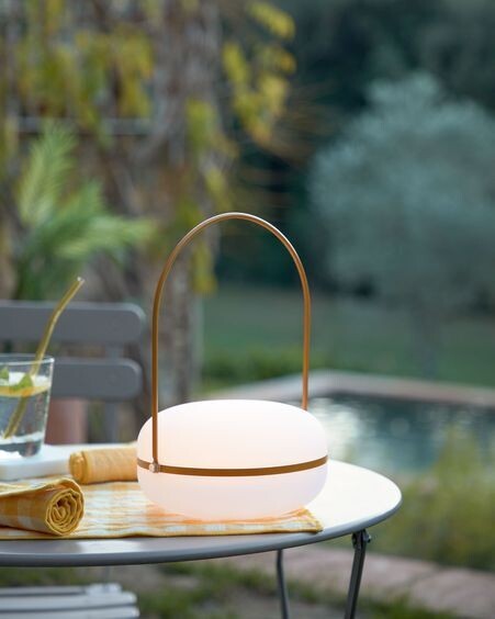 Lámpara de mesa Tea de polietileno y metal acabado mostaza