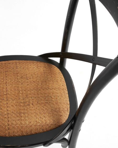 Silla Alsie de madera maciza de olmo lacado negro y asiento de ratán