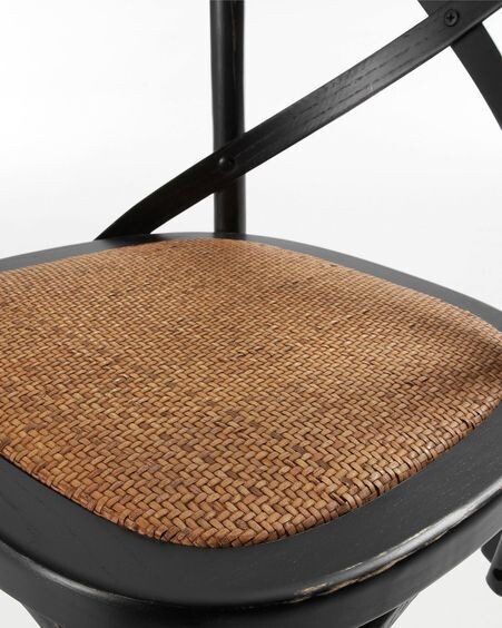 Silla Alsie de madera maciza de olmo lacado negro y asiento de ratán