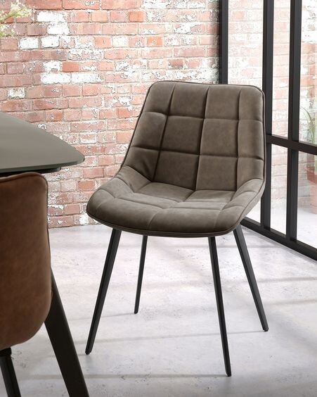 Silla Adam de piel sintética gris claro y patas de acero con acabado negro