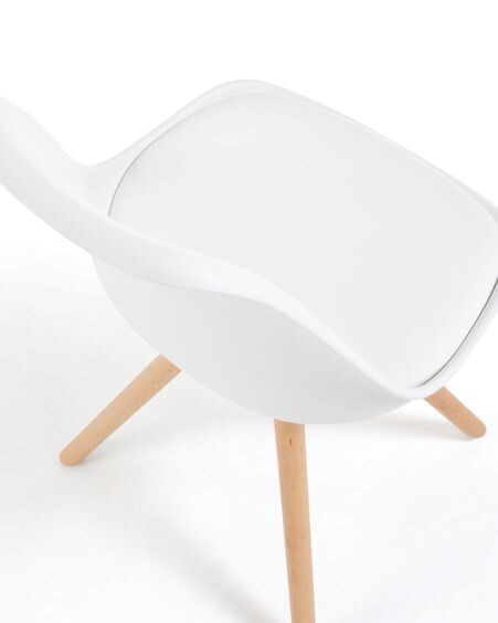 Silla Ralf blanco y patas de madera maciza de haya