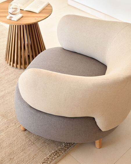 Butaca Luisa gris y beige con patas de madera maciza de caucho