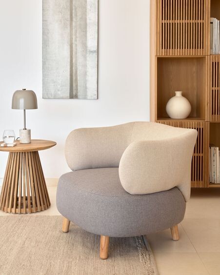 Butaca Luisa gris y beige con patas de madera maciza de caucho