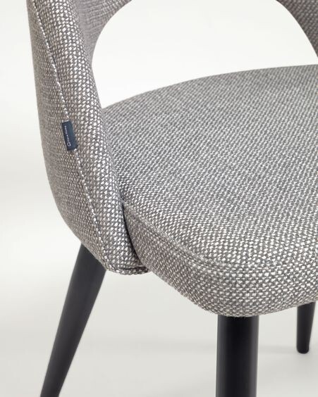 Silla Mael gris claro y patas de acero con acabado negro
