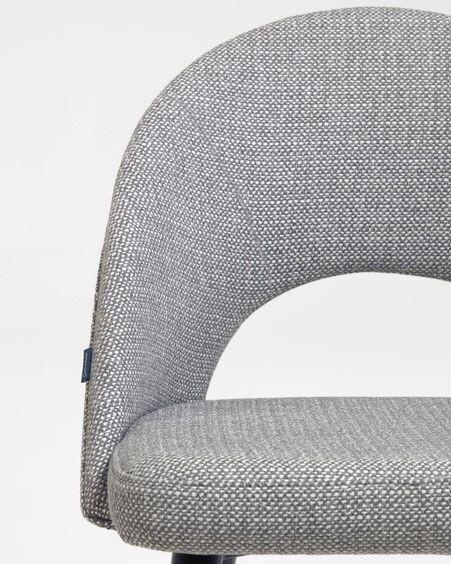 Silla Mael gris claro y patas de acero con acabado negro