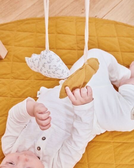 Set Yamile de 4 juguetes colgantes 100% de algodón (GOTS) para gimnasio infantil tipi