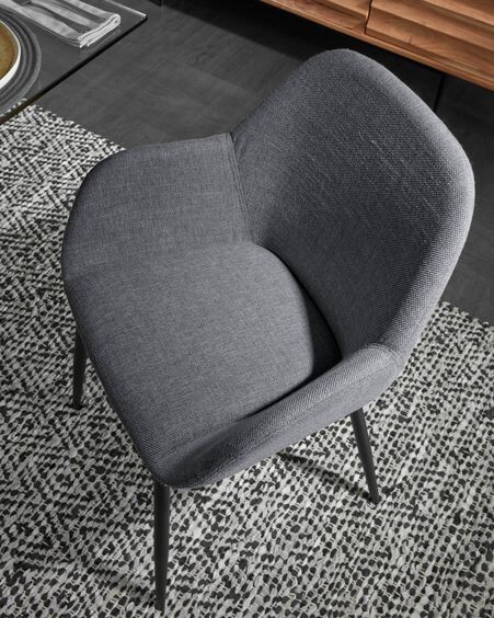 Silla Konna gris oscuro y patas de acero acabado pintado negro