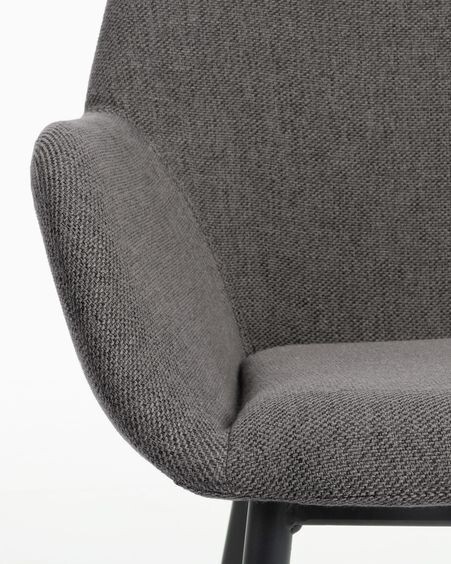 Silla Konna gris oscuro y patas de acero acabado pintado negro