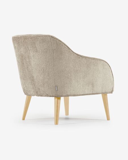 Butaca Bobly de chenilla beige y patas de madera acabado natural