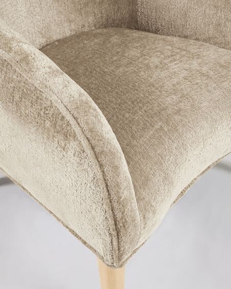 Butaca Bobly de chenilla beige y patas de madera acabado natural