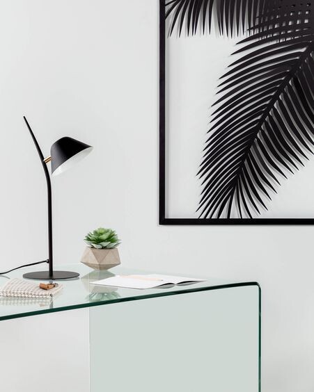 Lámpara de mesa Aurelia de acero con acabado negro