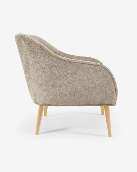 Butaca Bobly de chenilla beige y patas de madera acabado natural